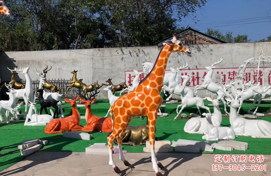 云南玻璃钢彩绘长颈鹿雕塑高端园林装饰