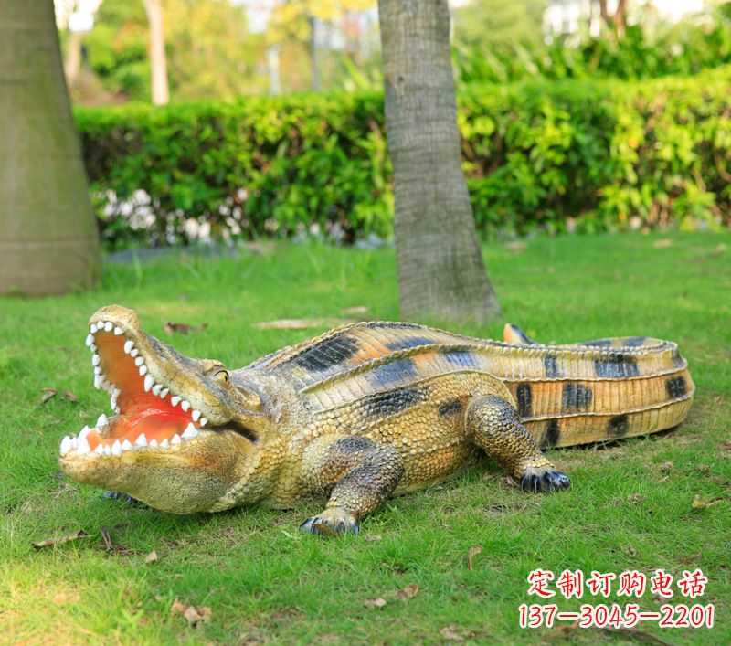 云南玻璃钢鳄鱼 草坪绿地仿真动物雕塑