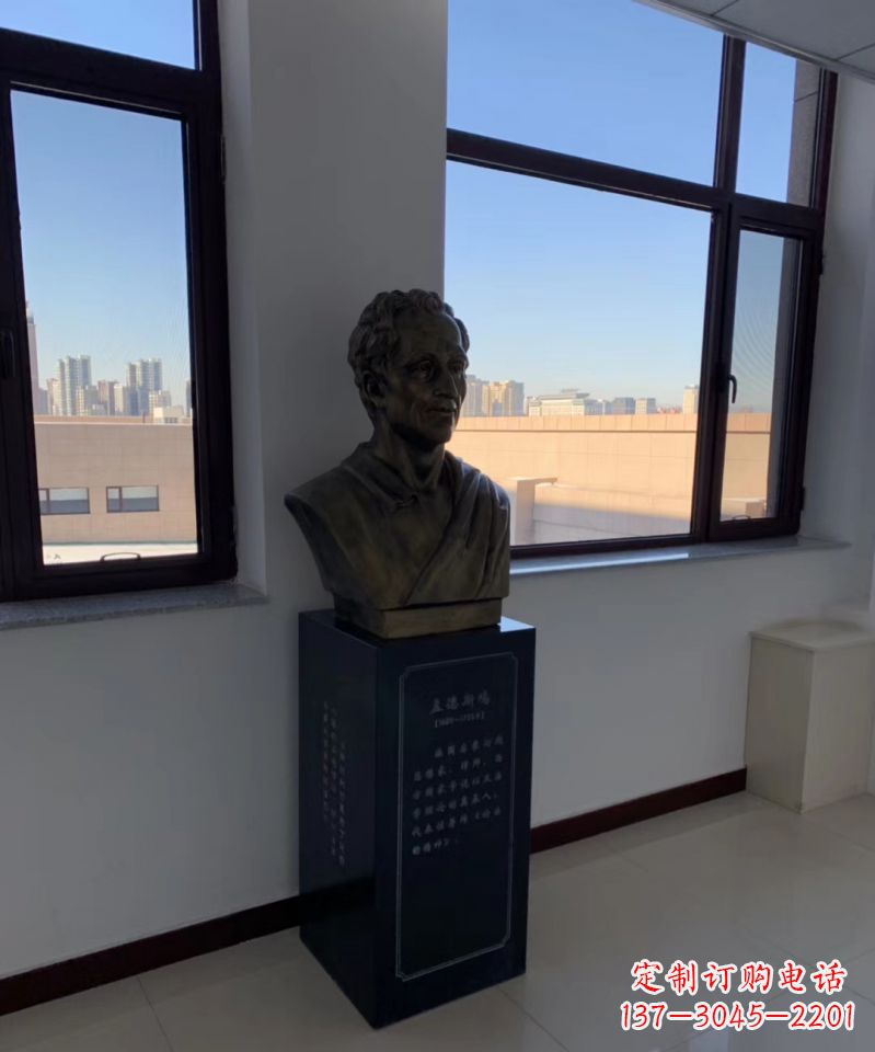 云南玻璃钢仿铜西方名人孟德斯鸠头像