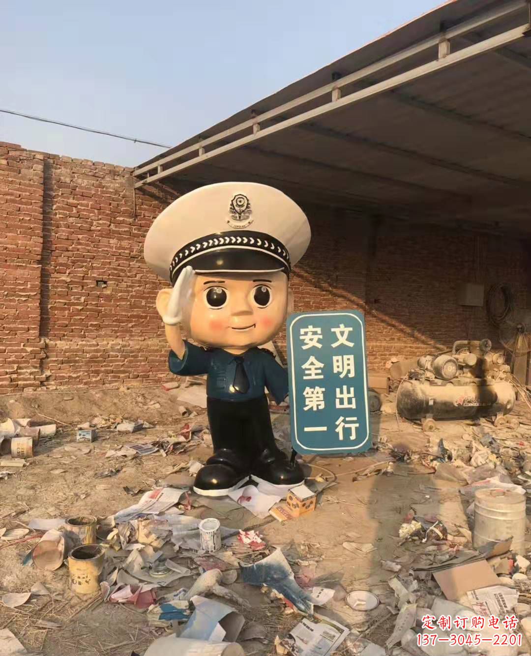 云南玻璃钢卡通警察雕塑公园广场安全警示语雕塑
