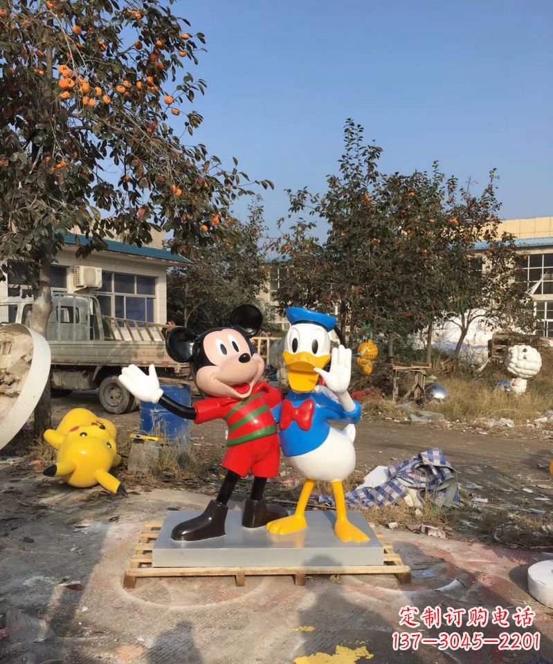 云南玻璃钢卡通唐老鸭和米老鼠雕塑公园卡通雕塑