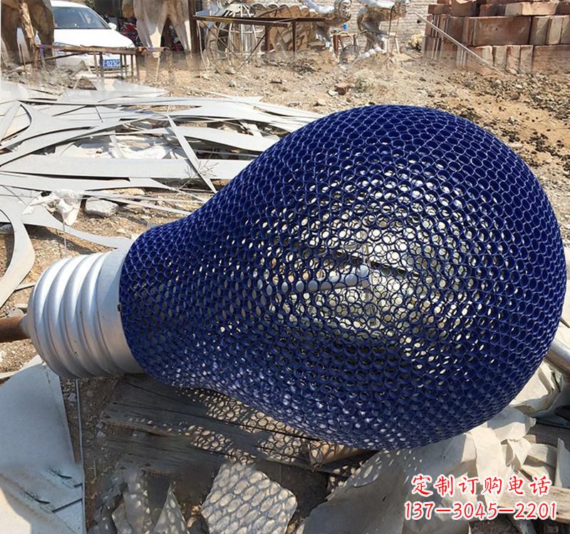 云南不锈钢灯泡雕塑灯光下的美丽之美