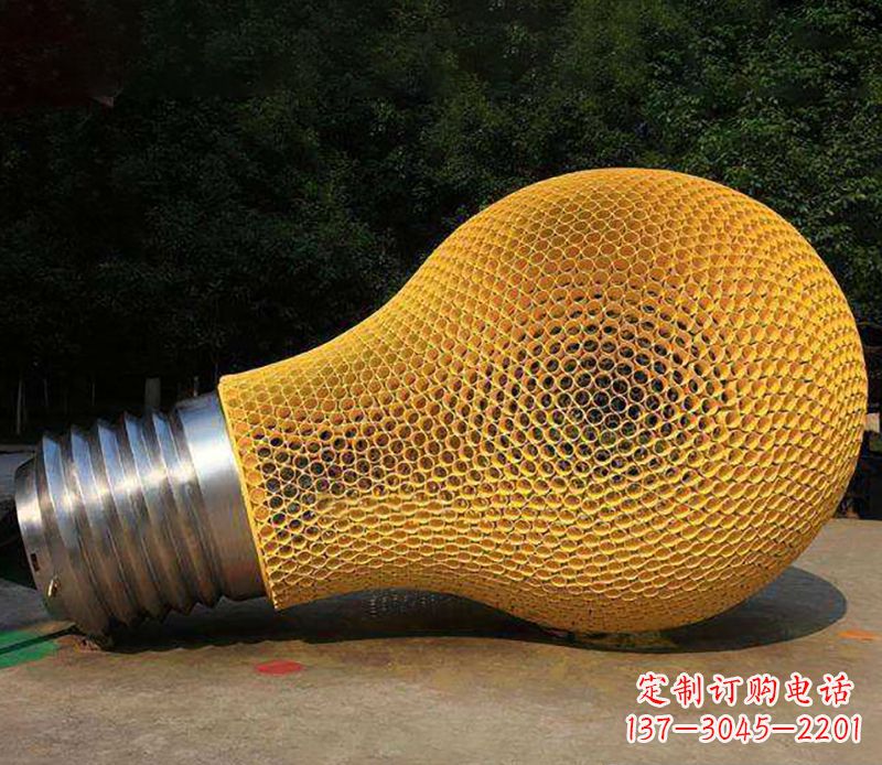 云南不锈钢灯泡雕塑灯光下的美丽