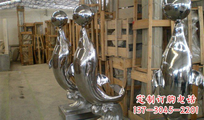 云南不锈钢顶球海豚雕塑融合精美艺术与实用功能