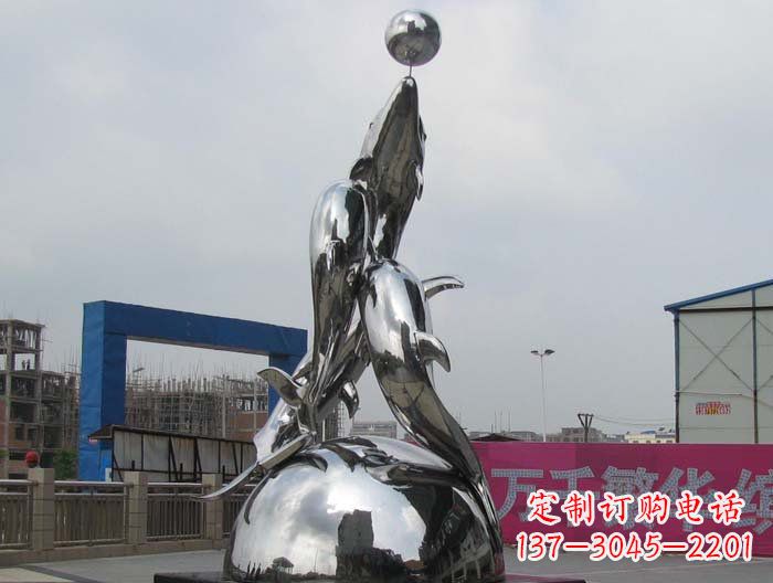 云南海豚雕塑精美细腻的艺术品