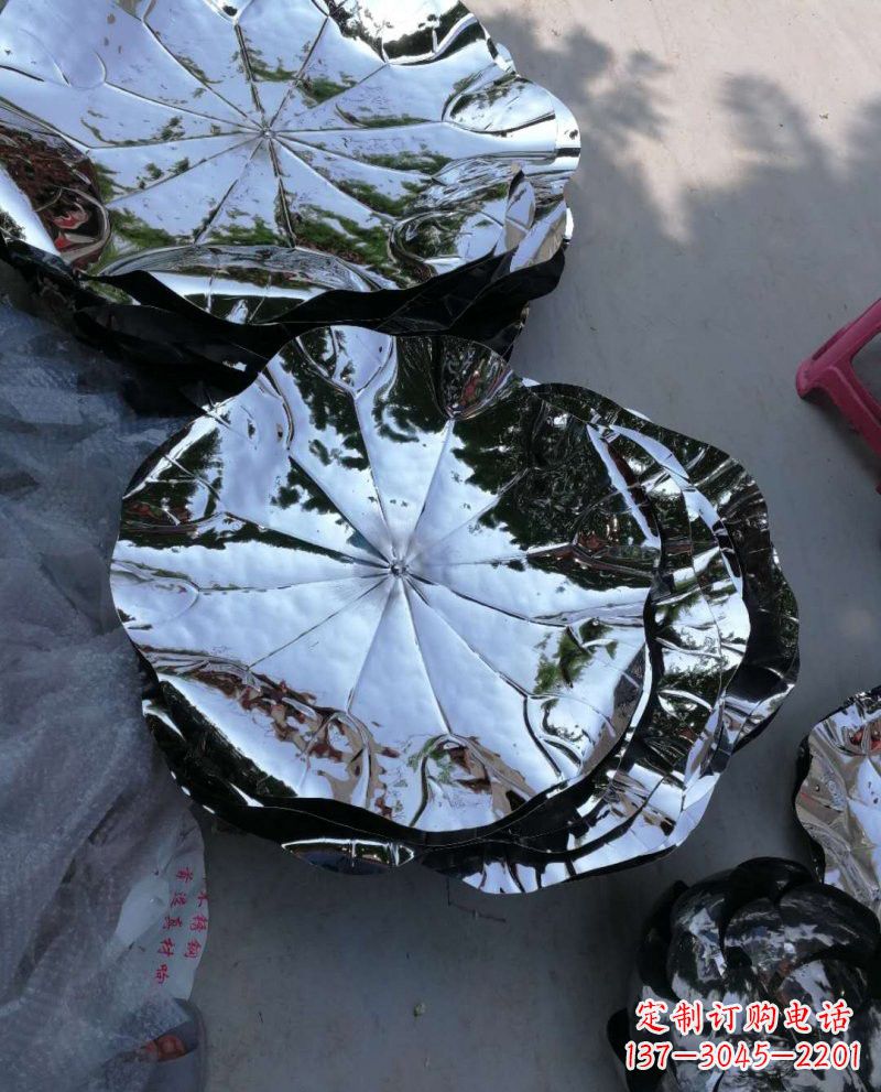 云南不锈钢锻造的莲花雕塑