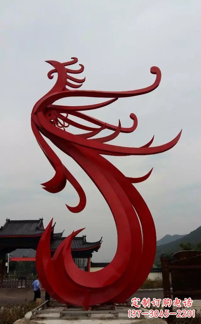 云南凤凰雕塑象征着和平与繁荣