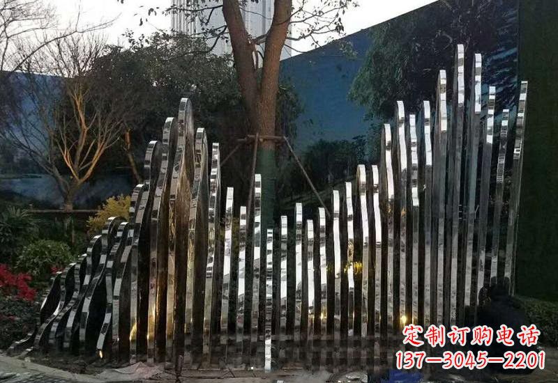 云南不锈钢公园里的假山雕塑