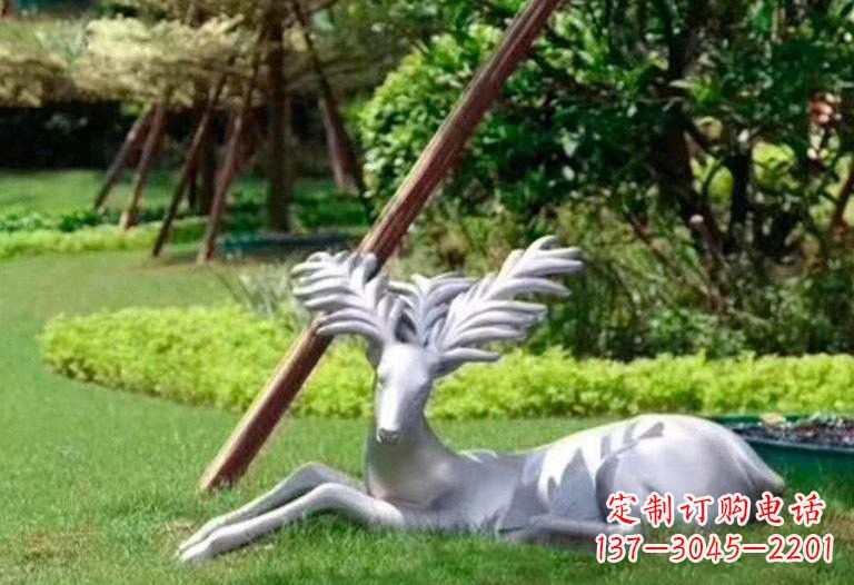 云南不锈钢公园大角鹿雕塑精致而美丽