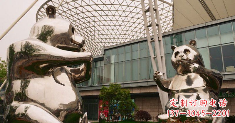 云南不锈钢公园动物镜面熊猫雕塑