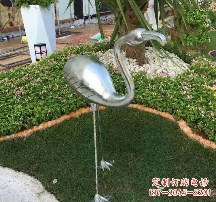 云南火烈鸟雕塑美丽而又充满力量