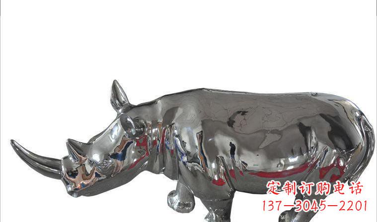 云南不锈钢公园犀牛雕塑巍峨雄伟