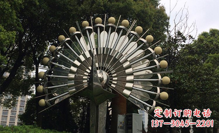 云南美丽的不锈钢孔雀雕塑
