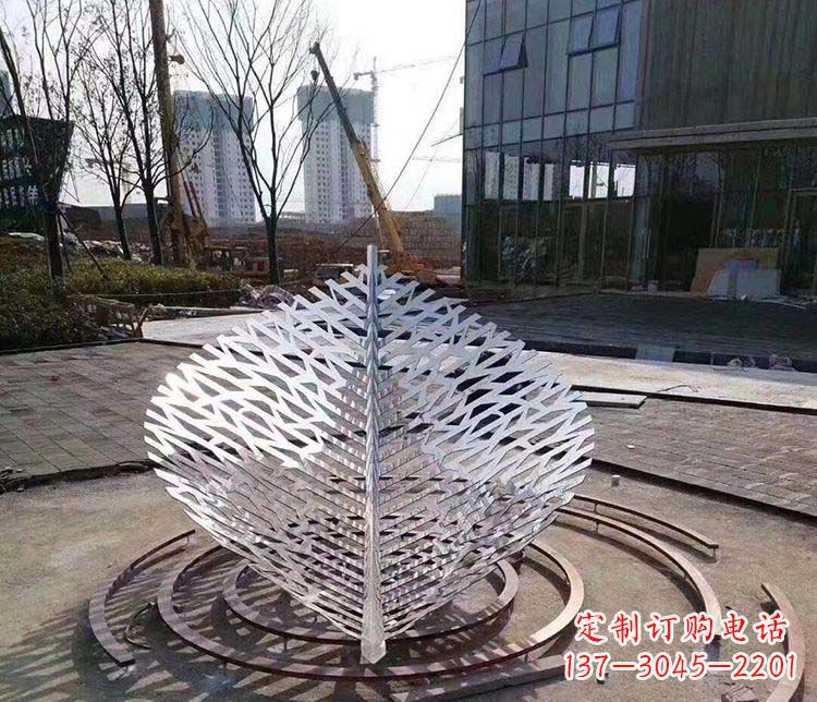 云南不锈钢镂空树叶雕塑精美雕刻的艺术