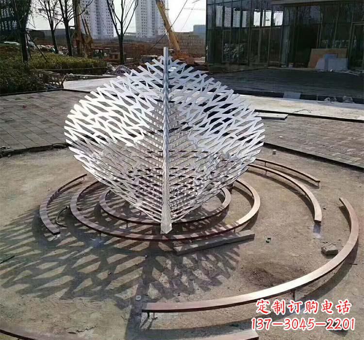 云南不锈钢镂空树叶雕塑——给环境带来美丽