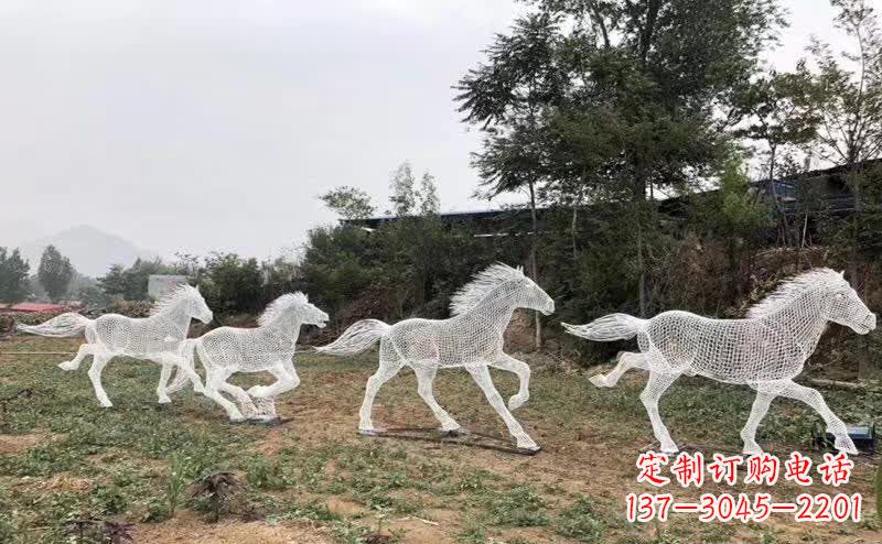 云南不锈钢马雕塑勇往直前