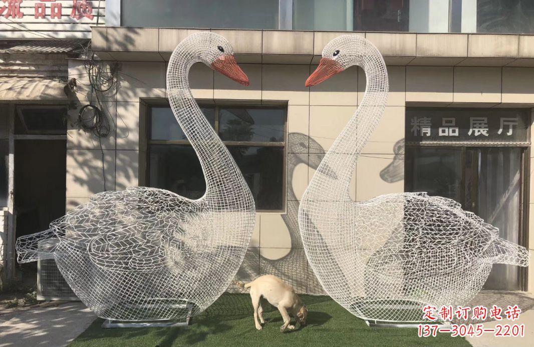云南不锈钢镂空天鹅雕塑给室外增添美感