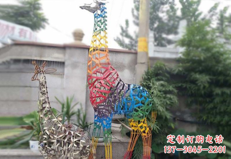 云南长颈鹿雕塑优雅而古典的艺术