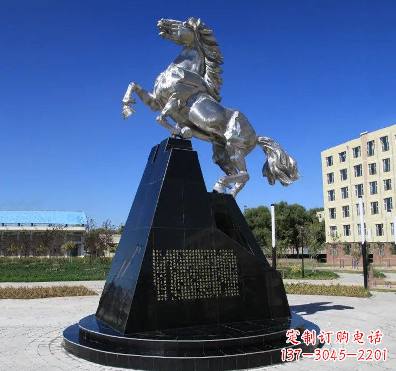 云南不锈钢企业广场上的马雕塑
