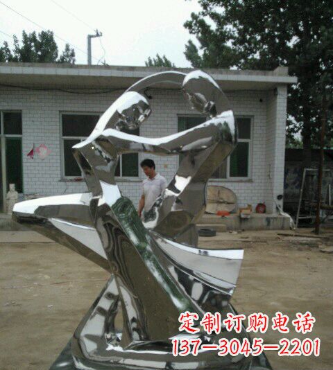 云南浪漫的不锈钢情侣雕塑