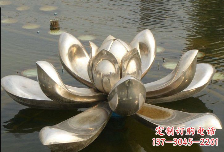 云南不锈钢水面上的莲花雕塑