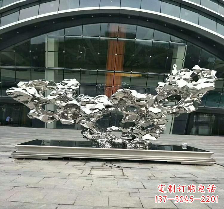 云南灵动的太湖石雕塑