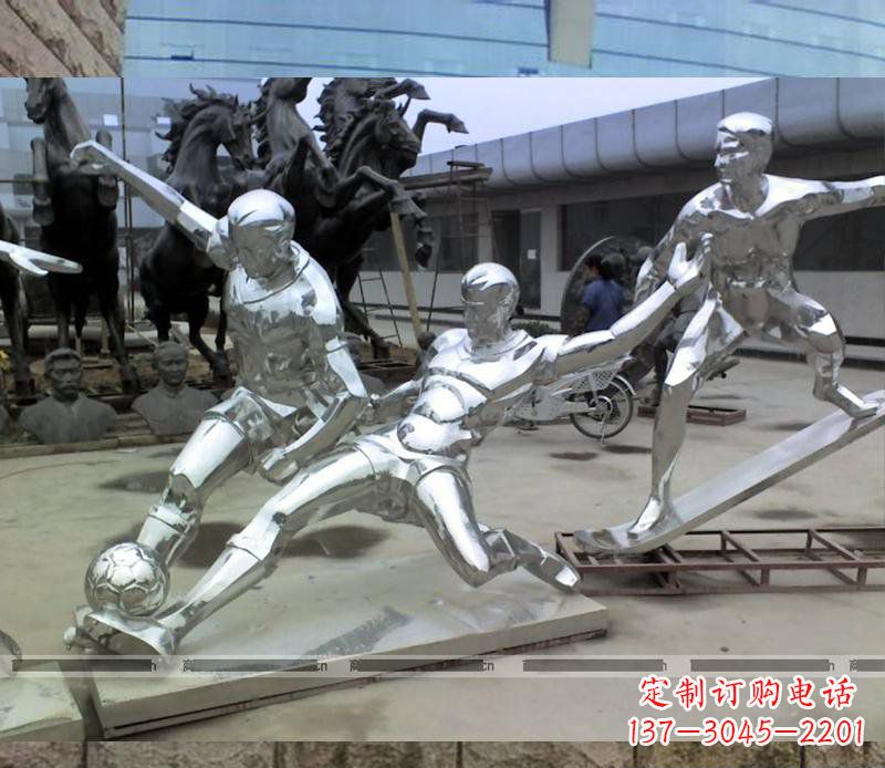 云南玩足球的不锈钢雕塑