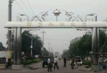 云南不锈钢双龙戏珠牌坊传承文化的雕塑之美