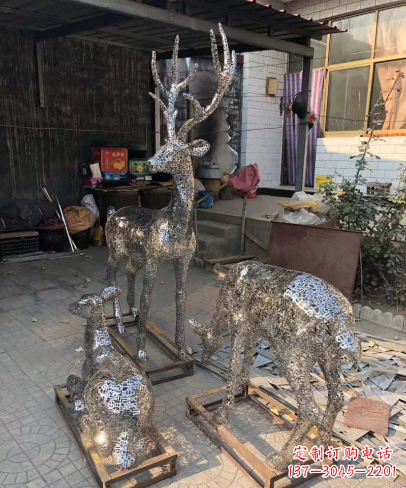 云南不锈钢庭院里的梅花鹿雕塑