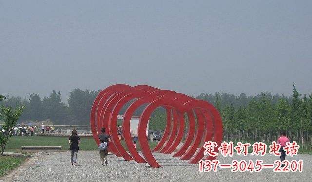 云南不锈钢心形拱门雕塑美丽而神圣