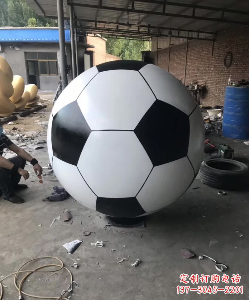 云南足球雕塑一座屹立不倒的象征