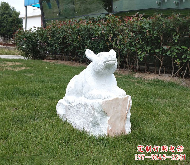云南草丛之灵狗熊石雕