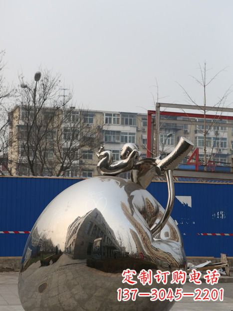 云南城市中的苹果雕塑