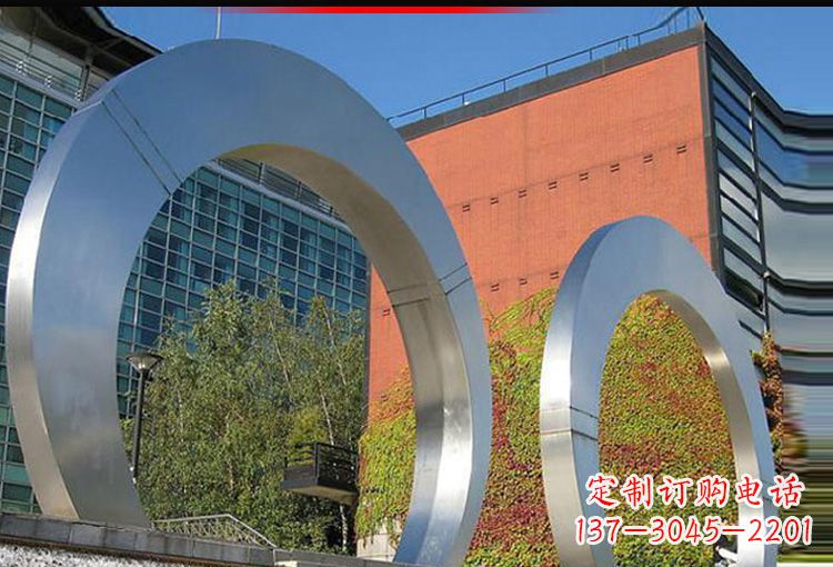 云南城市空间里的不锈钢圆环雕塑