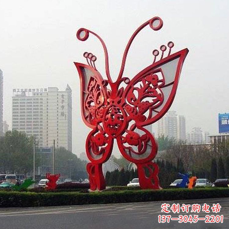 云南绿化带上的大型红色蝴蝶雕塑