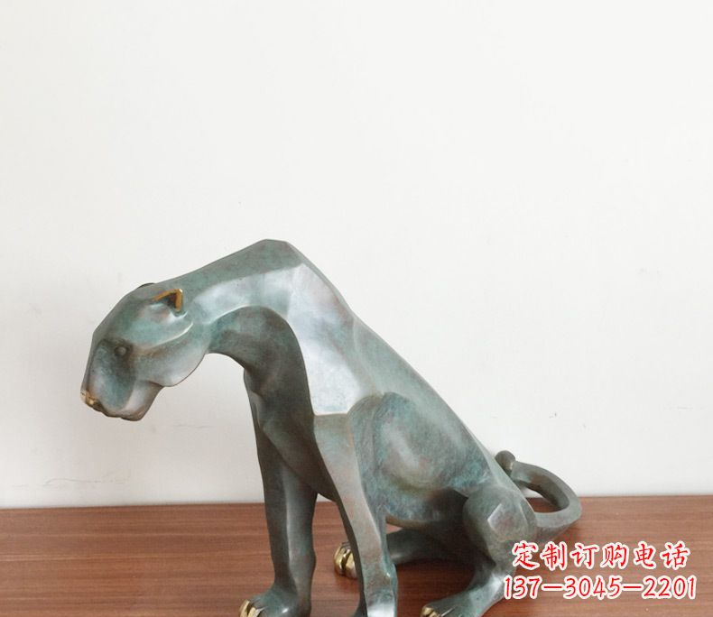 云南绚丽多彩的豹子动物铜雕