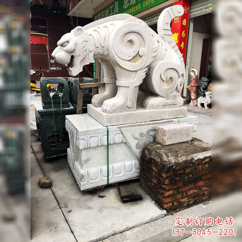 云南大理石广场大门上的精美豹子雕塑
