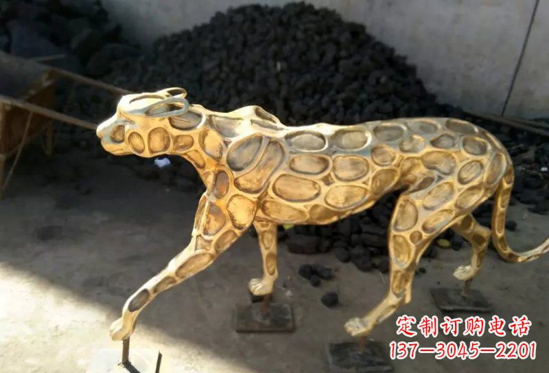 云南青铜豹雕塑象征着非凡力量与威严