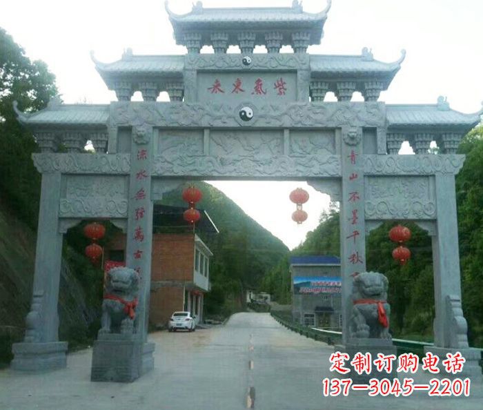 云南“村口三门石雕牌楼——传承文化的艺术”