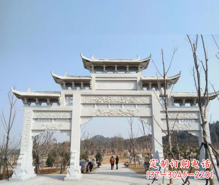 云南“村口三门石雕牌楼”——悠久历史的见证