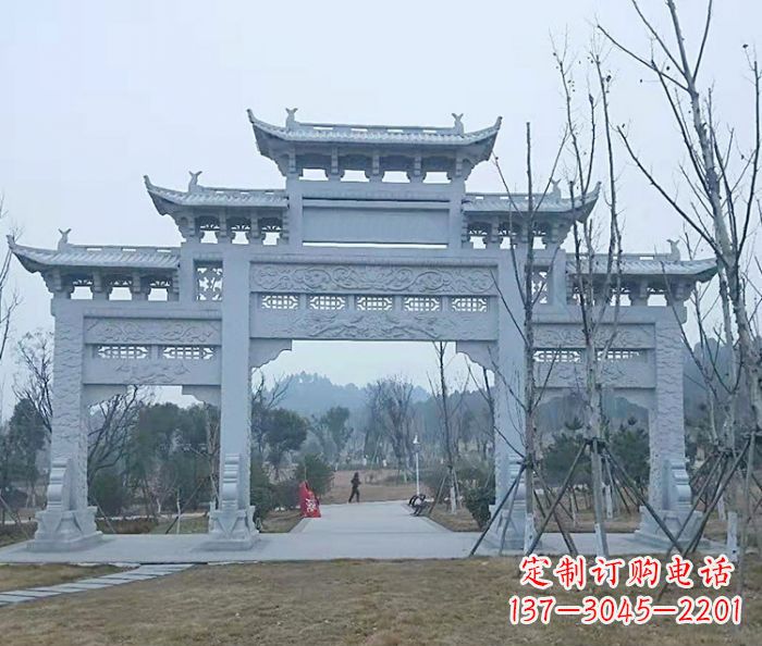 云南村口三门石雕牌楼古朴华丽