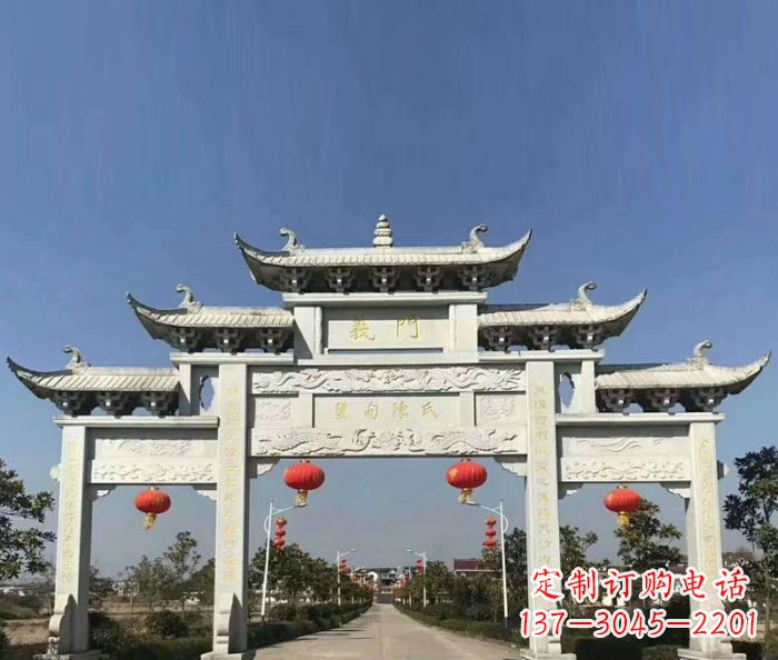 云南传承百年,村口牌楼雕塑的历史