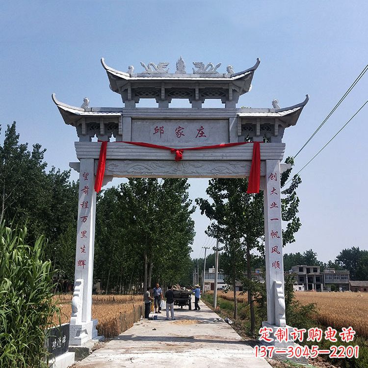云南古村落中的石牌坊雕塑