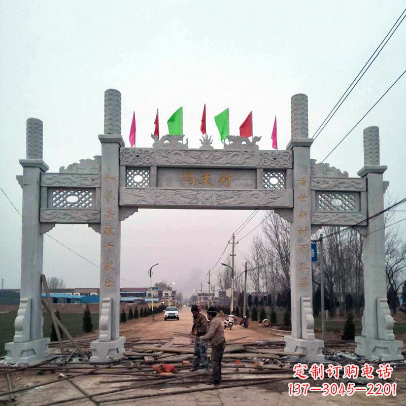 云南传承古老石牌坊雕塑