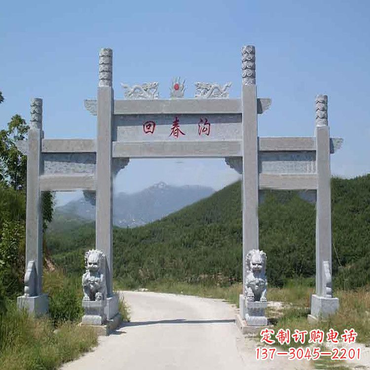 云南村落中的牌坊雕塑传承民间文化