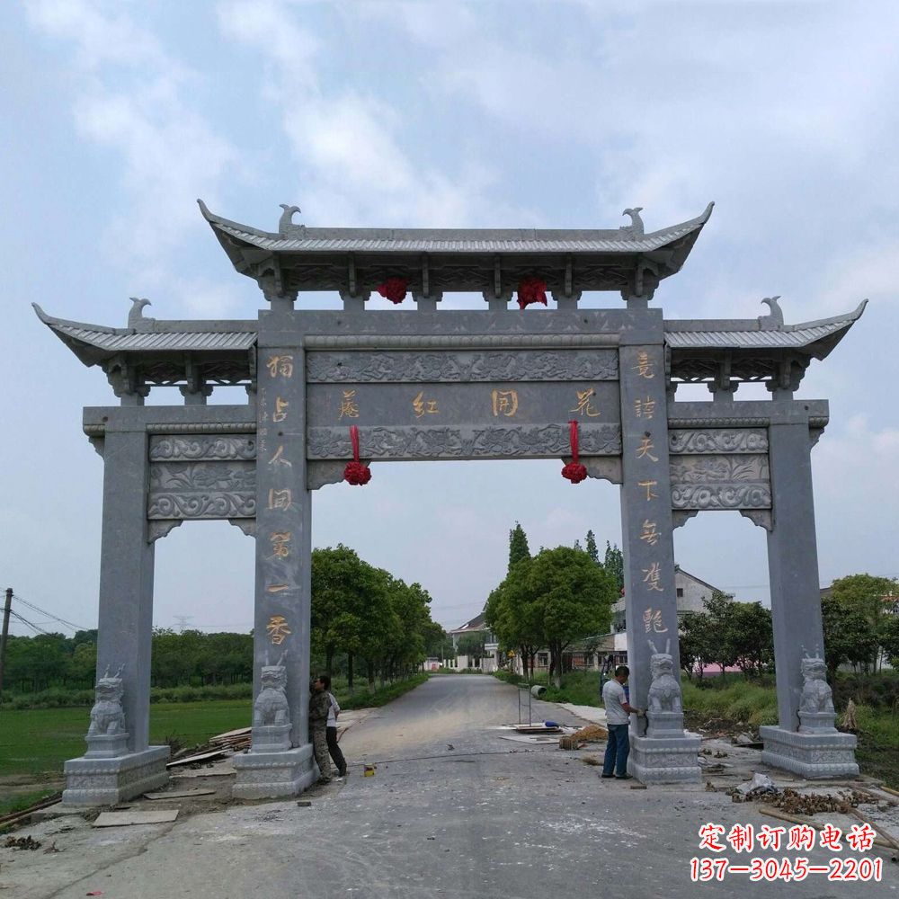 云南青石三门牌坊雕塑传承中国古典文化