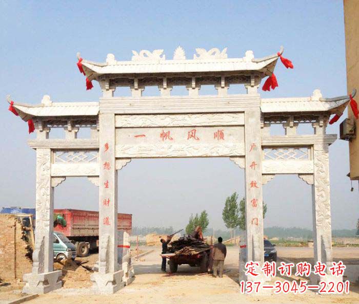 云南村庄大理石三门牌坊石雕。