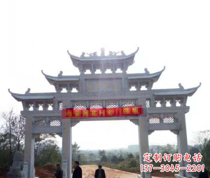 云南三门石雕牌楼古老而精美的雕塑