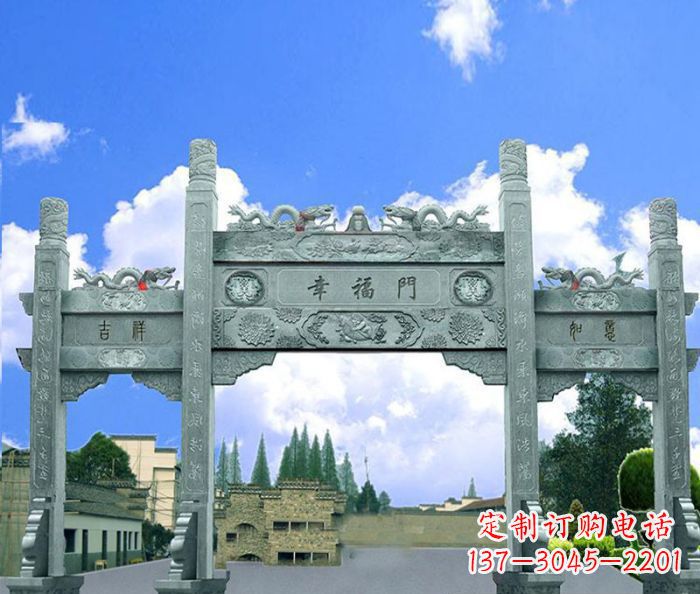 云南村庄三门牌坊的雕塑之美