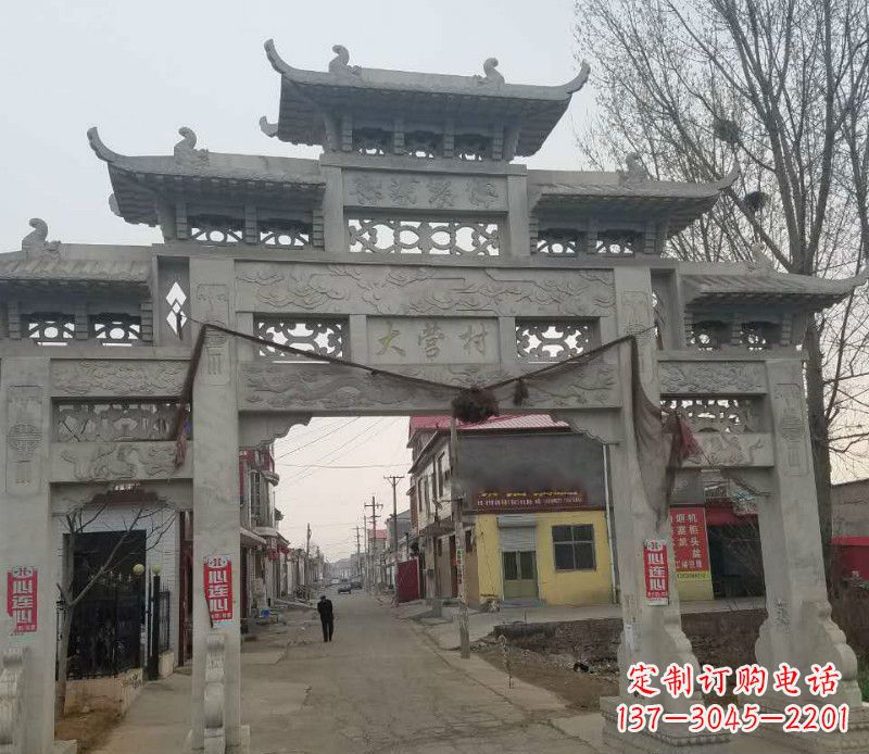 云南村庄三门石牌坊石雕传承古老文化